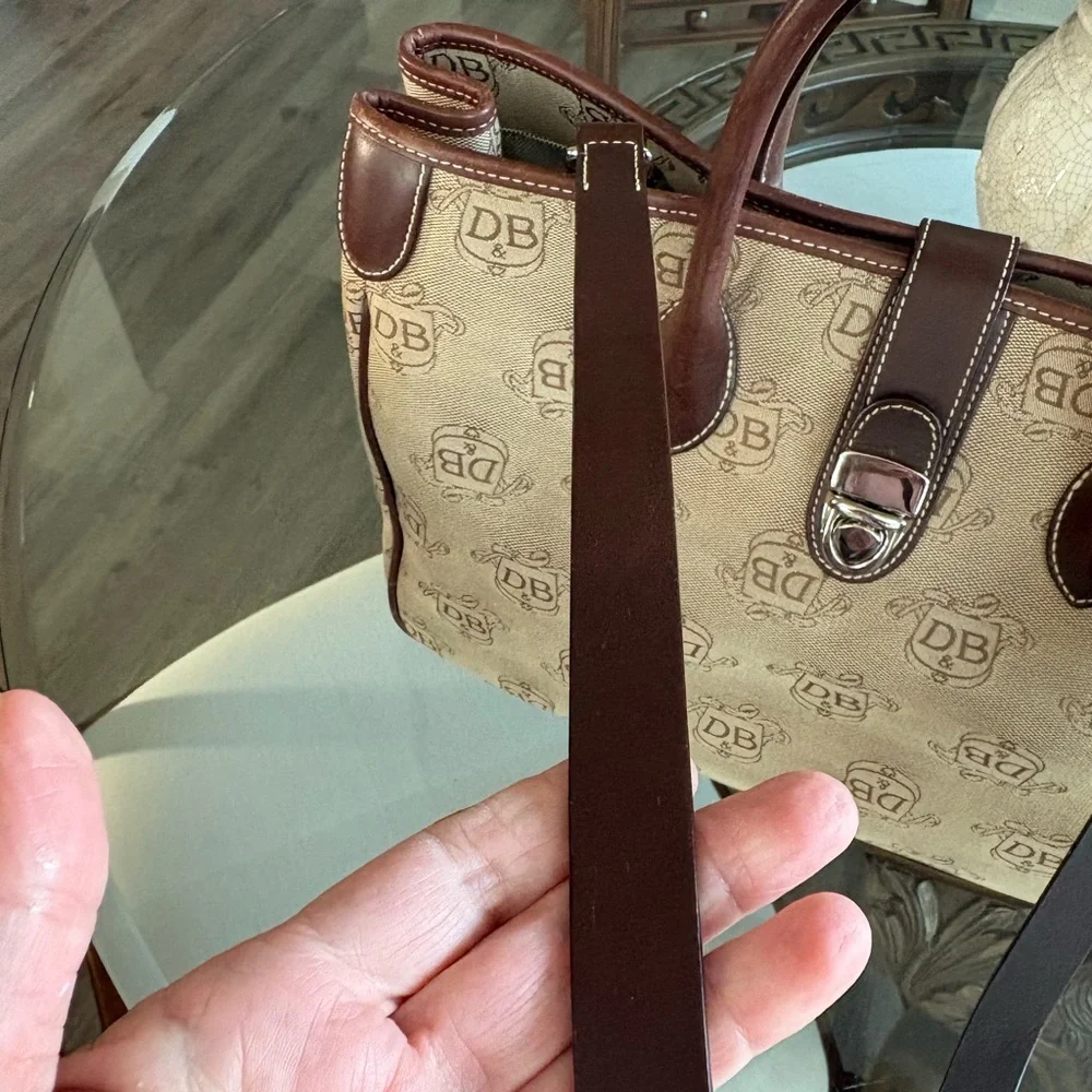 🤎🤎DOONEY & BOURKE VINTAGE SIGNATURE TAN CANVAS AND BROWN LEATHER TOTE!🤎🤎